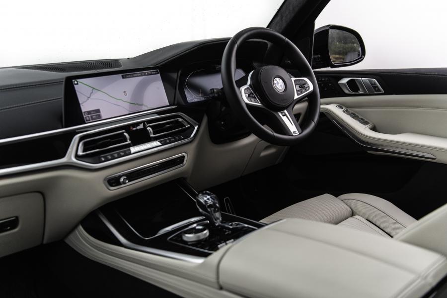Интерьер BMW X7 xDrive30d M Sport (G07) 2019 года  (UK) (фото 20 из 40)